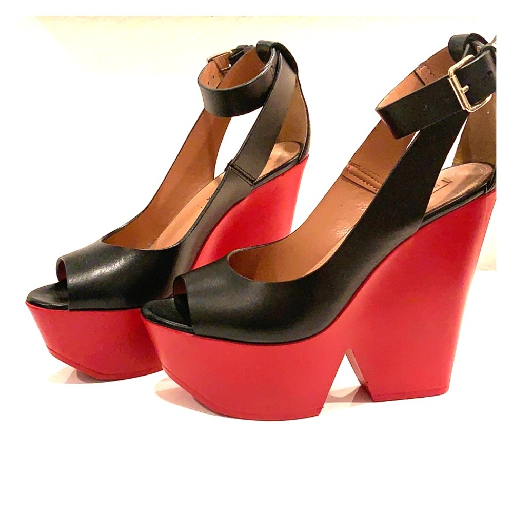 BCBGMAXAZRIA platform heels. Worn once.